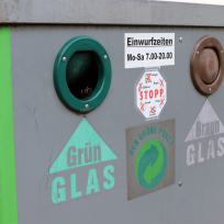 Recyclingcontainer für Glas von der Waldschänke umgesetzt